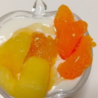冷凍フルーツとオレンジジャムのヨーグルト